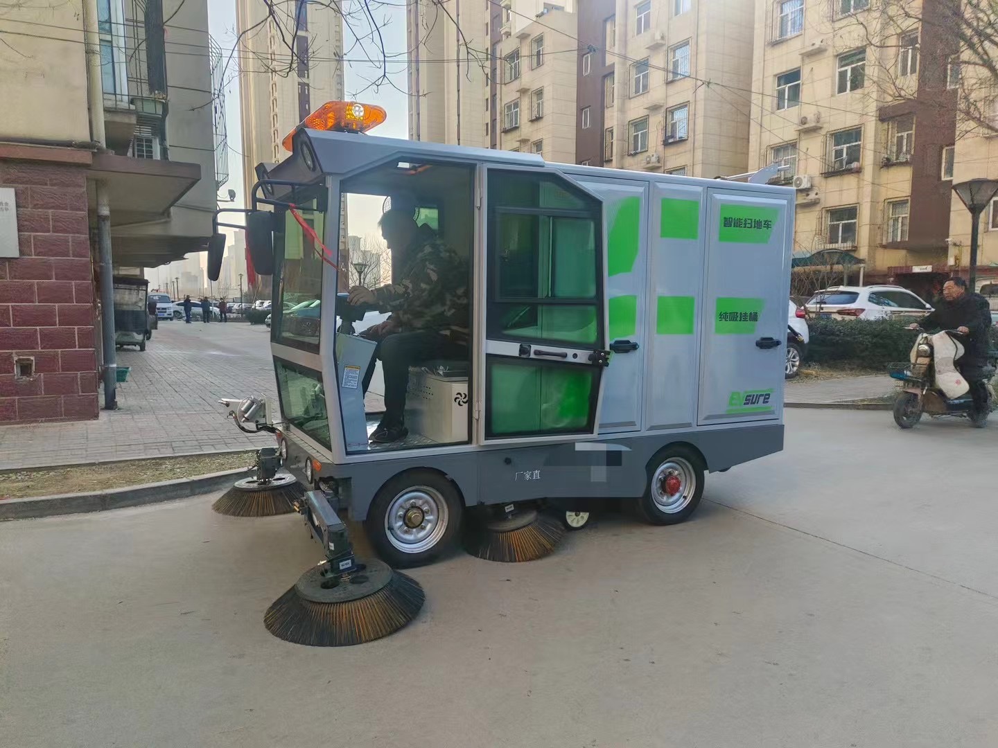 交机培训-菱狮S16纯吸式挂桶扫地车