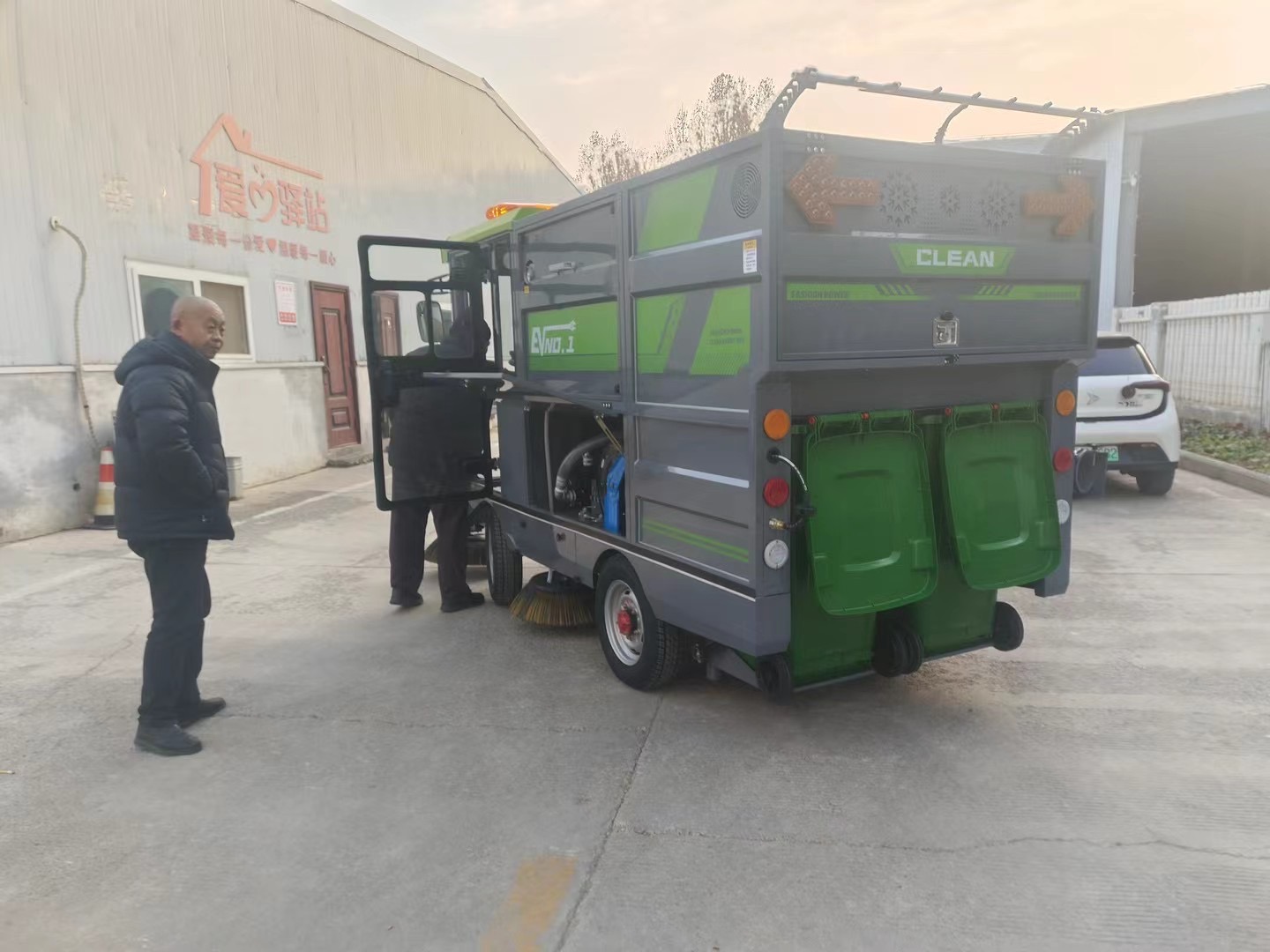 交机培训-菱狮S20纯吸双挂桶扫地车